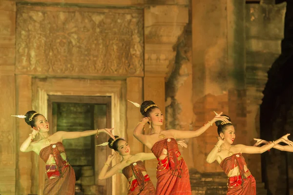 Dançarinos em Show in Prasat Sikhoraphum Temple — Fotografia de Stock