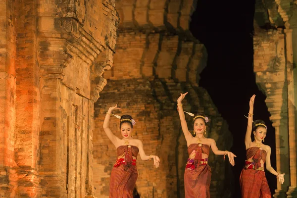 Dançarinos em Show in Prasat Sikhoraphum Temple — Fotografia de Stock