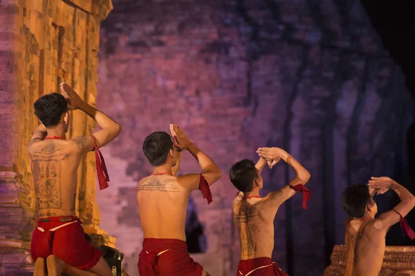 Dançarinos em Show in Prasat Sikhoraphum Temple — Fotografia de Stock