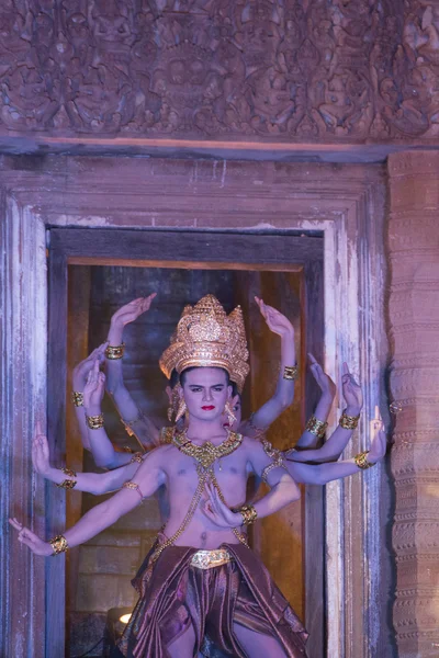 Danseurs au Salon du Temple Prasat Sikhoraphum — Photo