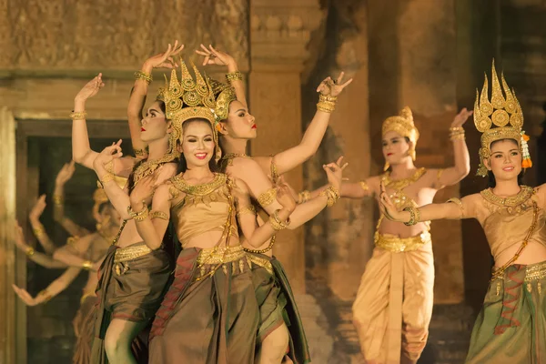 Tanečníci na výstavě v chrámu Sikhoraphum Prasat — Stock fotografie
