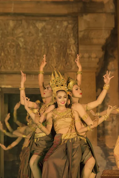 Bailarines en el Show en el Templo Prasat Sikhoraphum — Foto de Stock