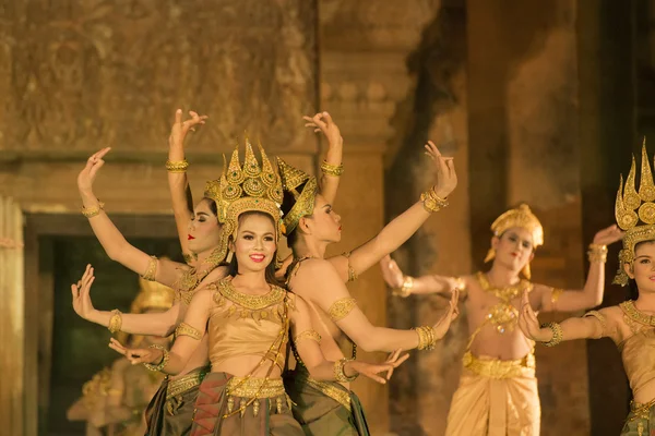 Bailarines en el Show en el Templo Prasat Sikhoraphum — Foto de Stock