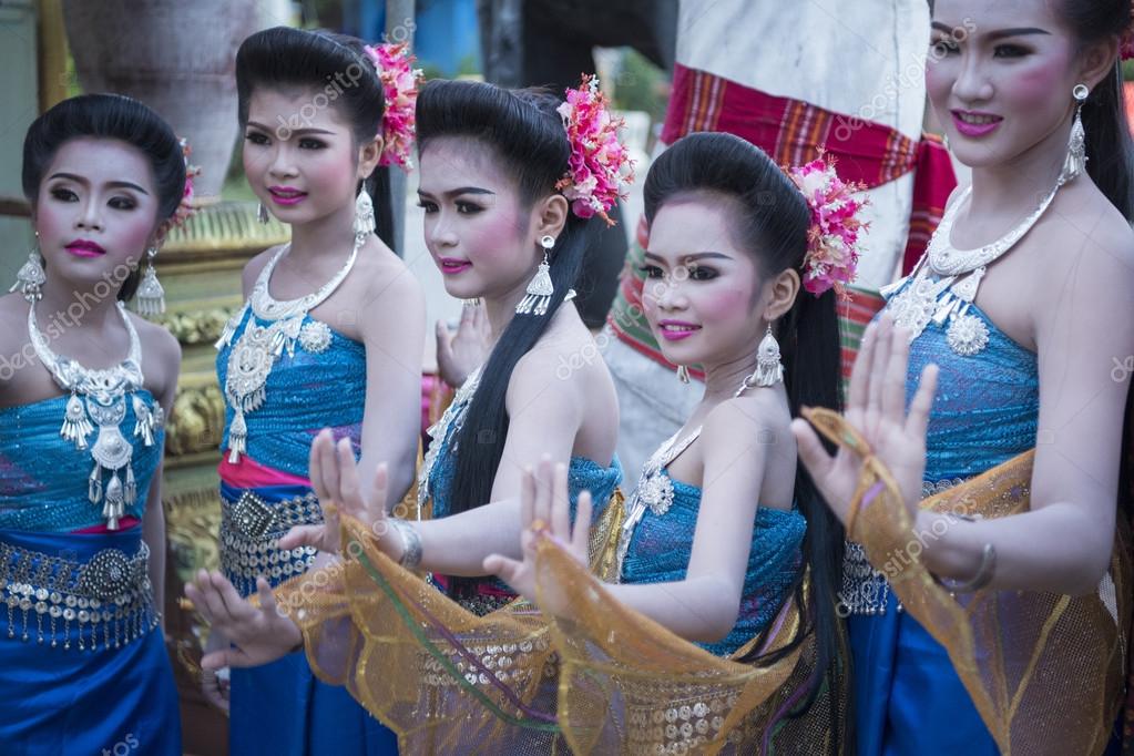 Female dance group Stock Editorial Photo © urf 96660422