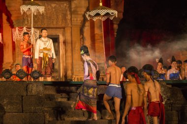 Prasat Sikhoraphum Tapınağı içinde göstermek dansçılar