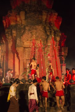 Prasat Sikhoraphum Tapınağı içinde göstermek dansçılar