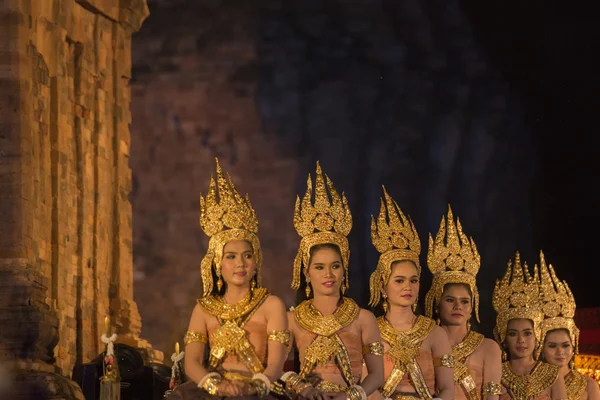 Dançarinos em Show in Prasat Sikhoraphum Temple — Fotografia de Stock