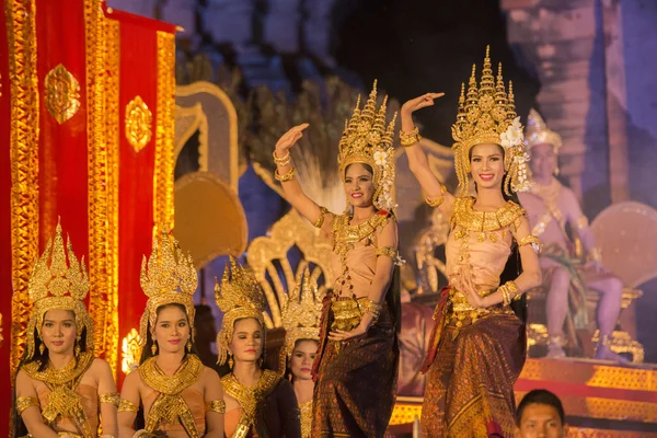 Tänzer bei Show im prasat sikhoraphum Tempel — Stockfoto