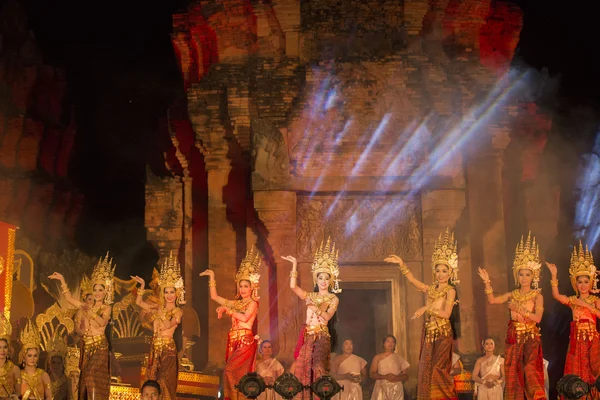 Tanečníci na výstavě v chrámu Sikhoraphum Prasat — Stock fotografie