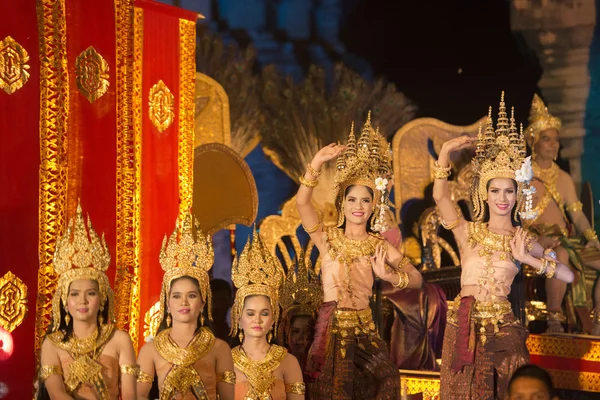 Bailarines en el Show en el Templo Prasat Sikhoraphum — Foto de Stock