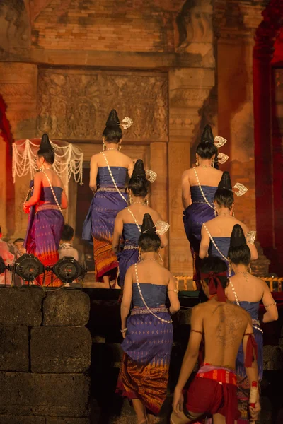 Bailarines en el Show en el Templo Prasat Sikhoraphum — Foto de Stock