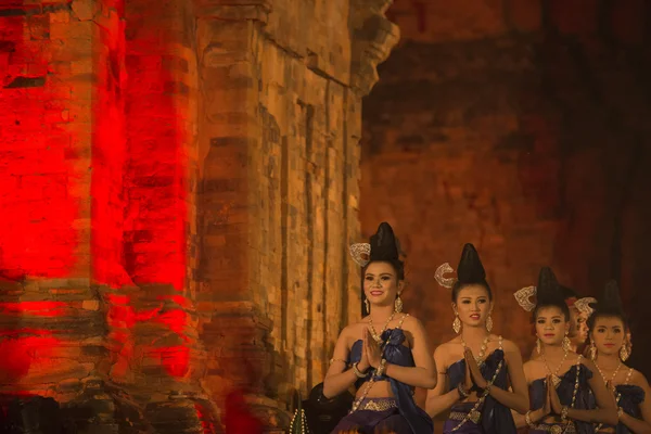 Danseurs au Salon du Temple Prasat Sikhoraphum — Photo