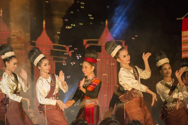 Dançarinos em Show in Prasat Sikhoraphum Temple — Fotografia de Stock