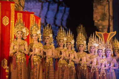Prasat Sikhoraphum Tapınağı içinde göstermek dansçılar