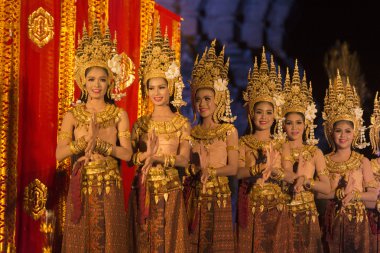 Prasat Sikhoraphum Tapınağı içinde göstermek dansçılar