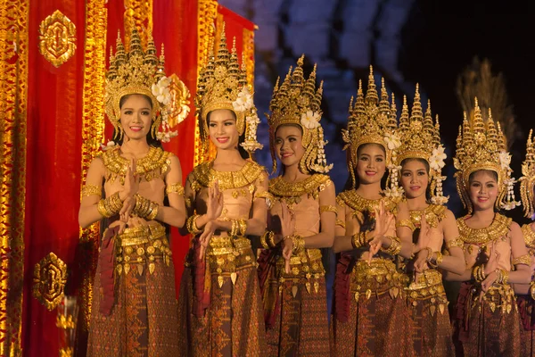 Dançarinos em Show in Prasat Sikhoraphum Temple — Fotografia de Stock