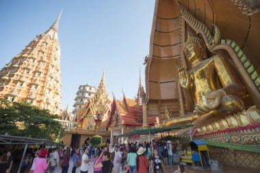Wat Tham Sua Tapınağı'nda Ziyaretçiler