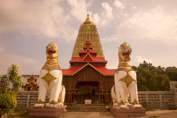 Estatuas de dragón en Wat Wang Wiwekaram — Foto de Stock