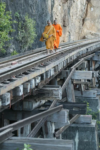 Los monjes caminan en la ruta del tren de la muerte — Foto de Stock