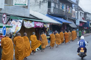 Rahipler at köyün Tayland içinde belgili tanımlık çarşı