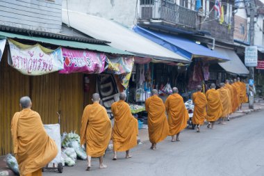 Rahipler at köyün Tayland içinde belgili tanımlık çarşı