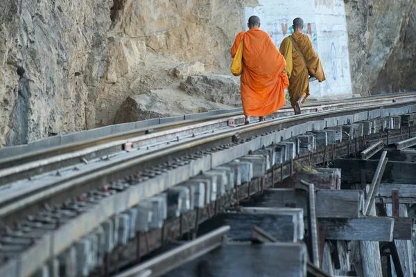 I monaci camminano sul percorso della ferrovia della morte — Foto Stock