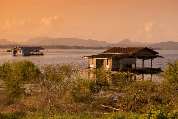 Lago Khao Laem na Tailândia Central — Fotografia de Stock