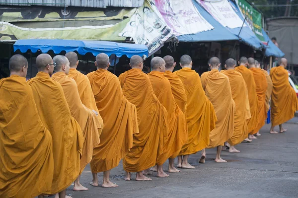Monks at the market in the Village in Thailand — Stock Photo, Image