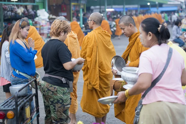 Монахи на рынке в деревне в Таиланде — стоковое фото