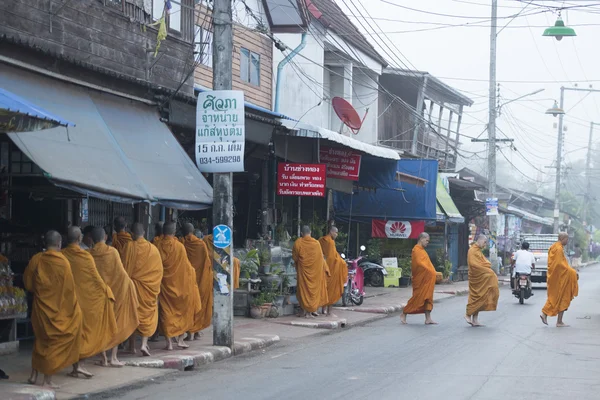 Munkar på marknaden i byn i Thailand — Stockfoto