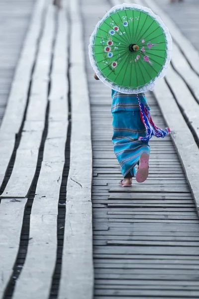 Menschen an der wang kka Holzbrücke — Stockfoto