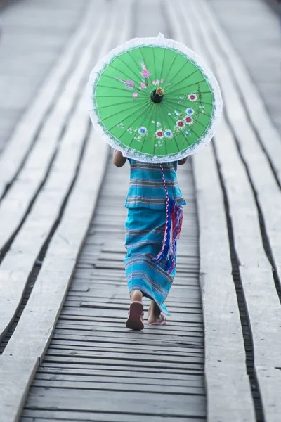 Persone al ponte di legno Wang Kka — Foto Stock
