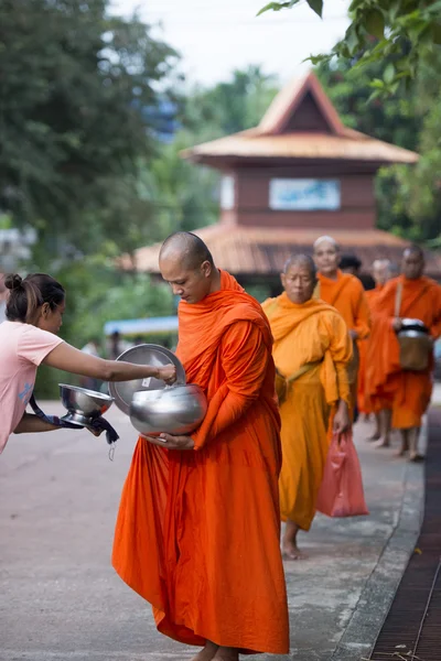 Monges caminhando na aldeia de Sangkhlaburi — Fotografia de Stock