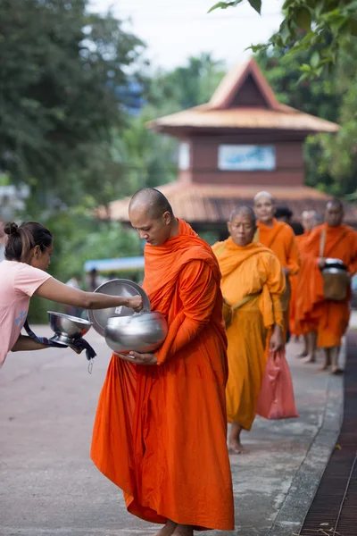 Moines marchant dans le village de Sangkhlaburi — Photo