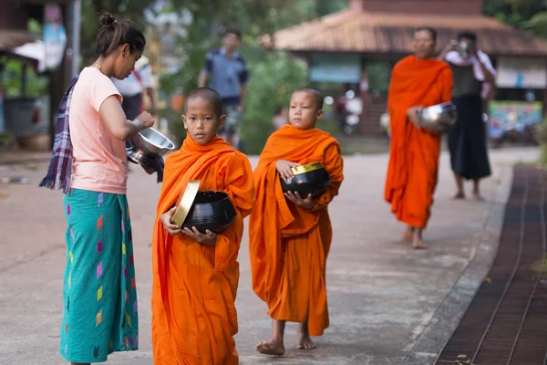 Monjes caminando en la aldea de Sangkhlaburi — Foto de Stock