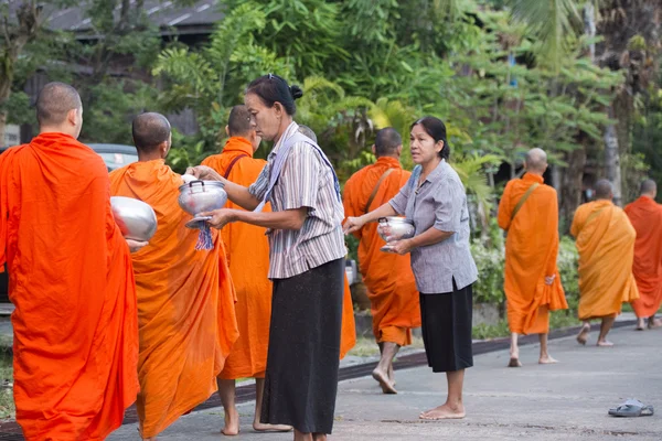 Moines marchant dans le village de Sangkhlaburi — Photo