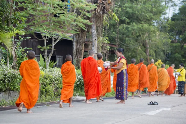 Монахи, идущие в деревне Санхлабури — стоковое фото