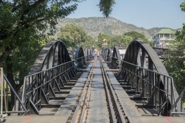 Ölüm demiryolu Köprüsü Kwai Nehri üzerinde