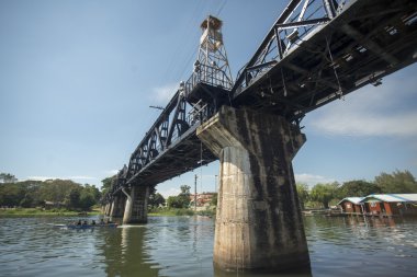 Ölüm demiryolu Köprüsü Kwai Nehri üzerinde
