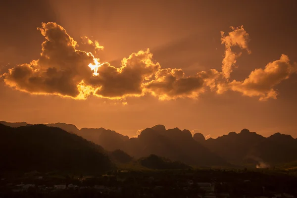 Tailândia Kanchanaburi Thong Pha Phum paisagem — Fotografia de Stock