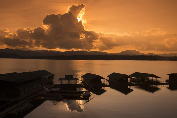 Lago Khao Laem in Thailandia centrale — Foto Stock