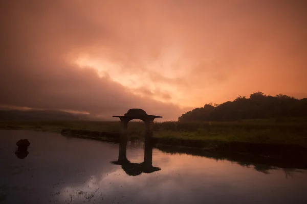 Thailand kanchanaburi sangkhlaburi überflutet Tempel — Stockfoto