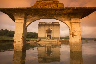 Sular altında Tapınağı'nda Khao Laem Gölü