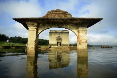 Sular altında Tapınağı'nda Khao Laem Gölü