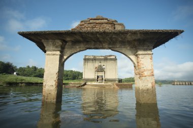 Sular altında Tapınağı'nda Khao Laem Gölü