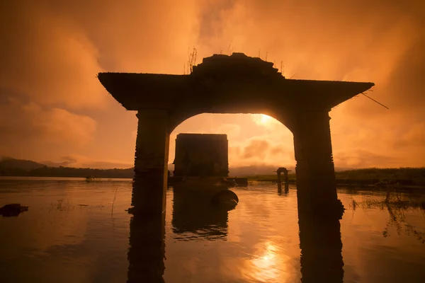 Templo inundado en el lago Khao Laem — Foto de Stock