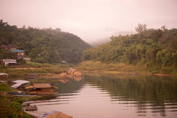 Paisaje en el lago Khao Laem — Foto de Stock