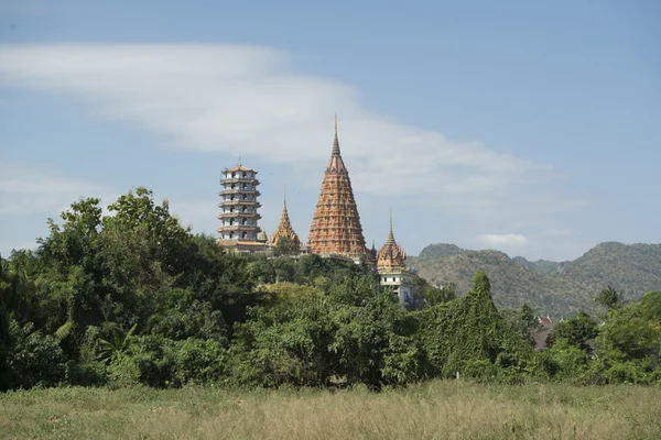 Красивая архитектура Ват Тхэм Суа — стоковое фото