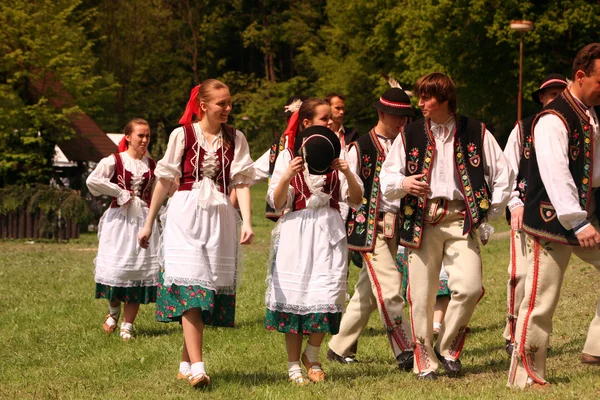 伝統的な民俗祭り Cerveny Klastor 町で — ストック写真