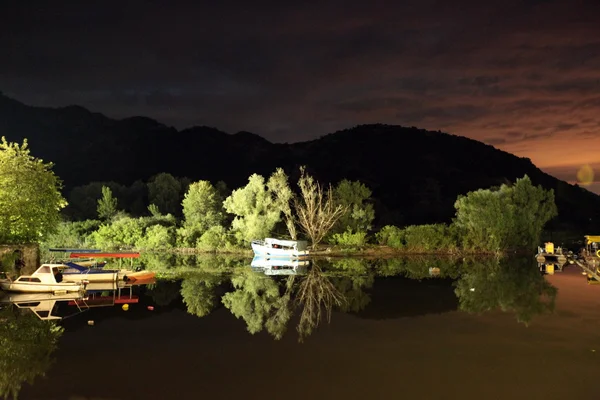 Ciudad de Virpazar en el lago Skadar en Montenegro — Foto de Stock